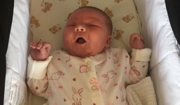 Cả gia tộc mừng rỡ đón cô cháu gái đầu tiên sau 117 năm toàn sinh quý tử